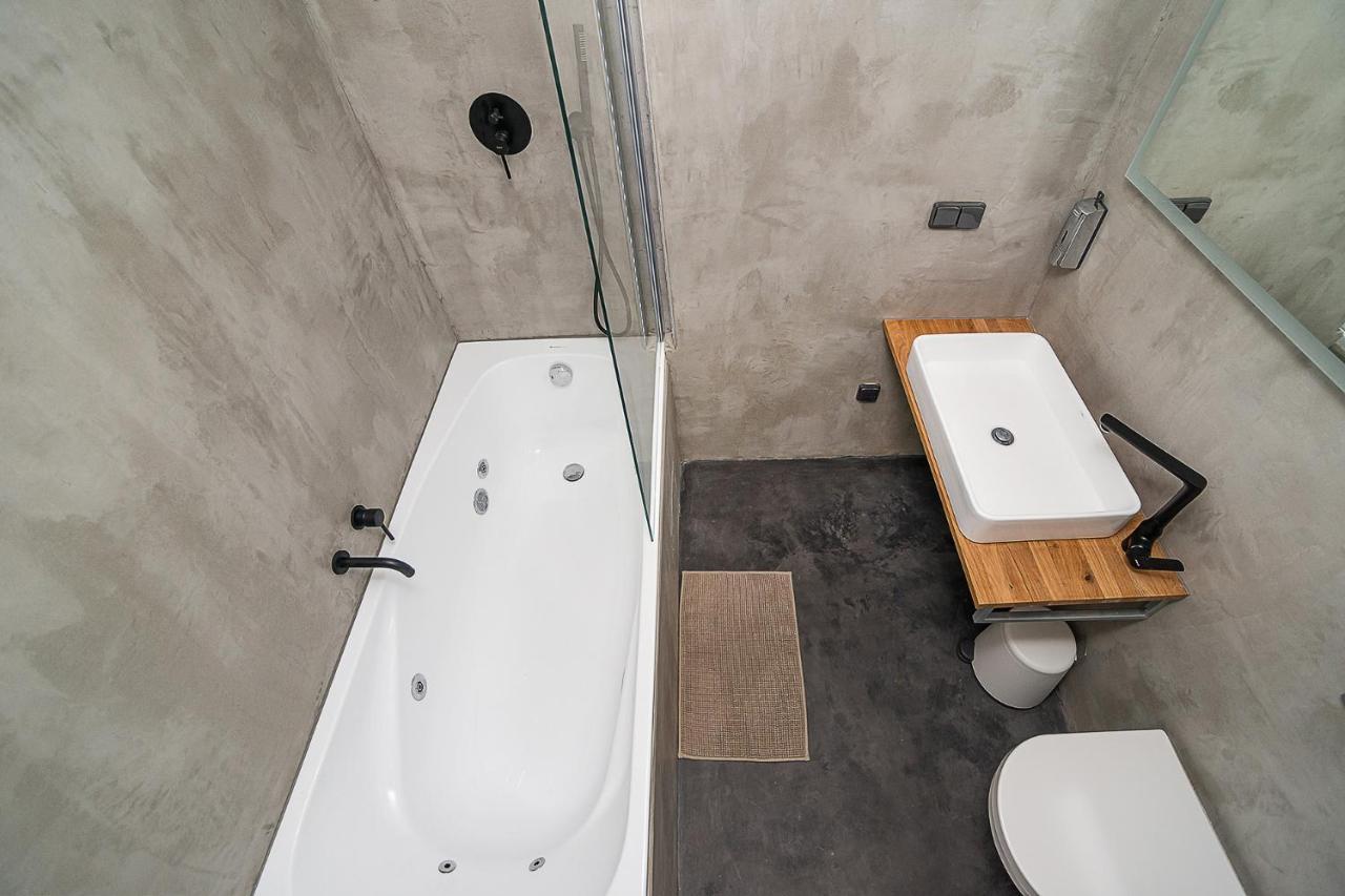 Big 4-Bedroom Flat, Terrace With Great Vitkov View ปราก ภายนอก รูปภาพ